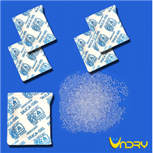 Gói hút ẩm hạt Silica gel xuất khẩu đóng bằng giấy cotton in chữ màu xanh bằng tiếng anh.