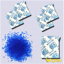 Gói hút ẩm Silica gel BCB có hạt hút ẩm màu xanh được đóng gói bằng giấy cotton trên bao bì in chữ màu xanh.